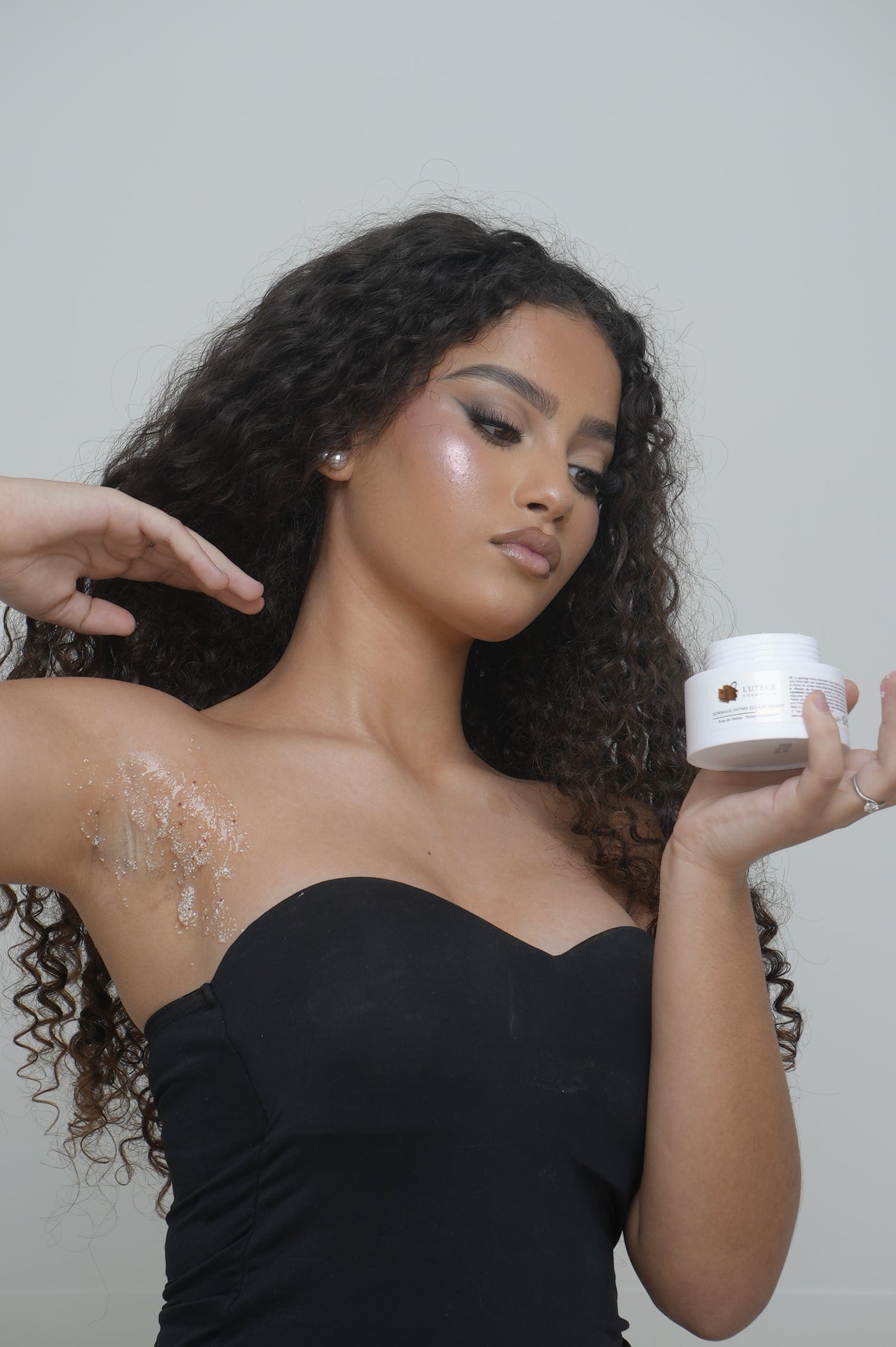 Lightening intimate scrub