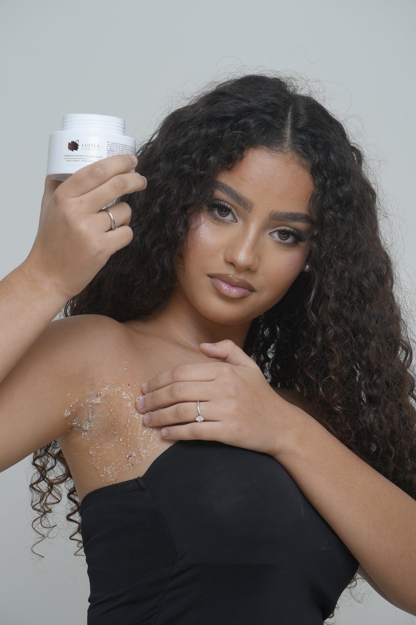 Lightening intimate scrub